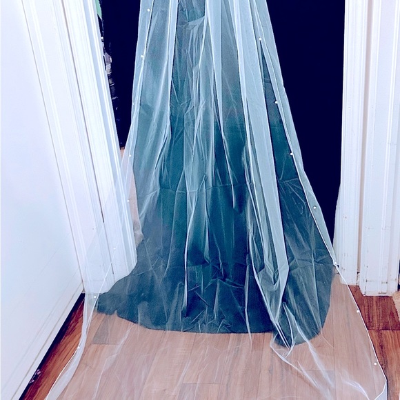 💕A Bridal Wedding Veil in white. Single Tier with Pearls on the edge. - Picture 3 of 8